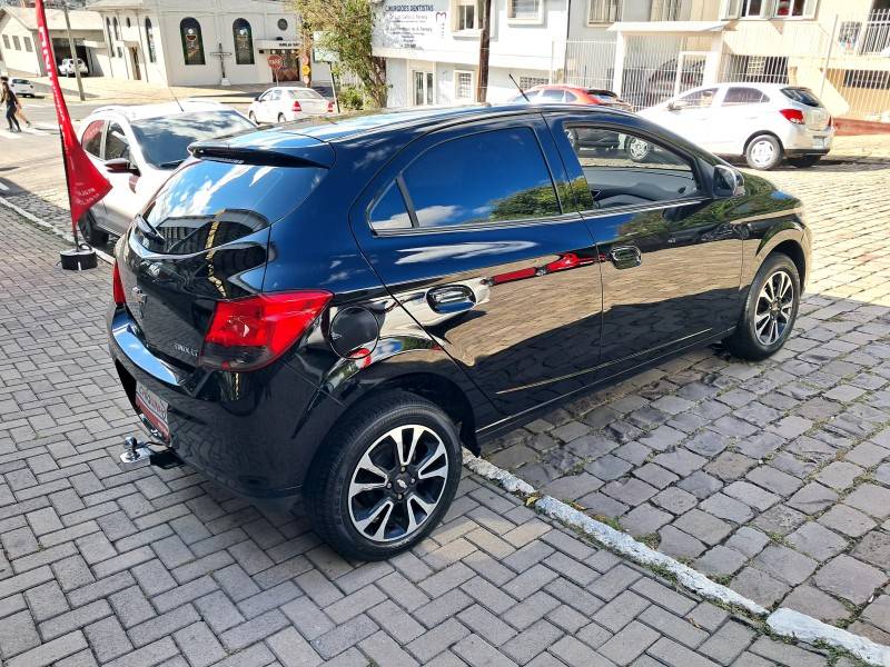 CHEVROLET - ONIX - 2013/2014 - Preta - R$ 48.900,00