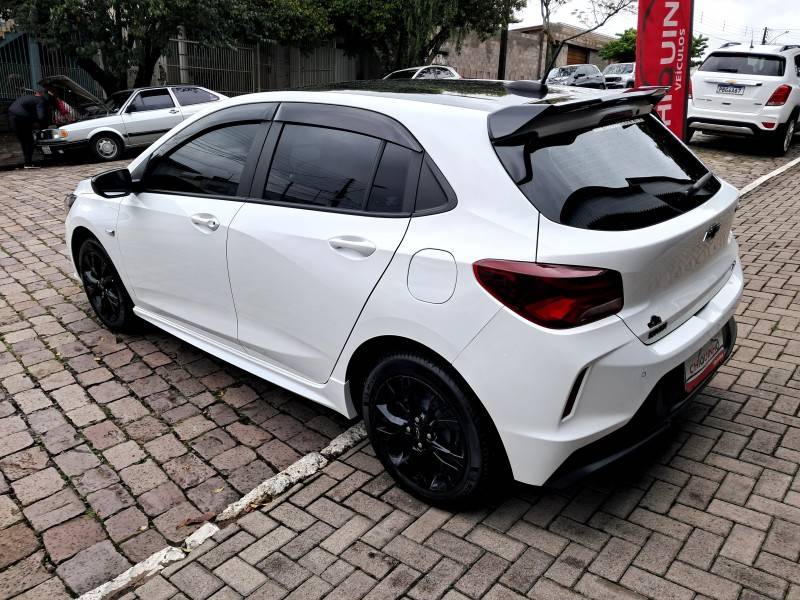 CHEVROLET - ONIX - 2023/2024 - Branca - R$ 96.900,00