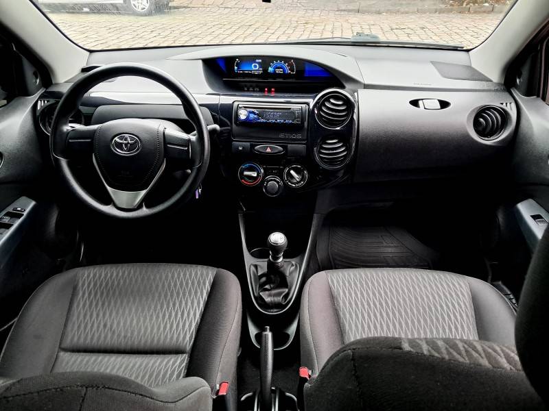 TOYOTA - ETIOS - 2017/2018 - Cinza - R$ 59.900,00