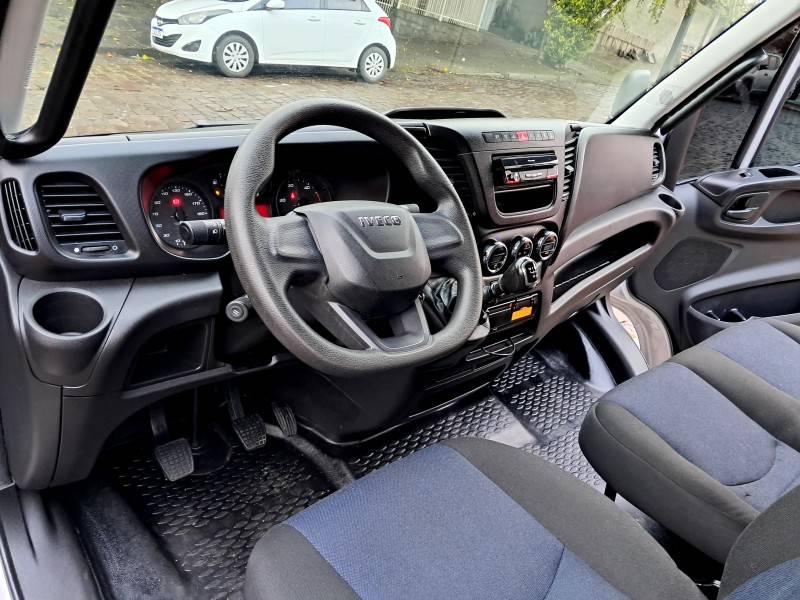 IVECO - DAILY - 2021/2022 - Prata - R$ 184.900,00