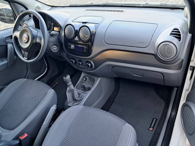 FIAT - PALIO - 2014/2015 - Branca - R$ 42.900,00