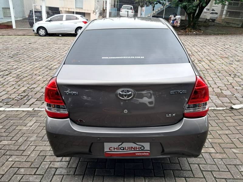 TOYOTA - ETIOS - 2017/2018 - Cinza - R$ 59.900,00