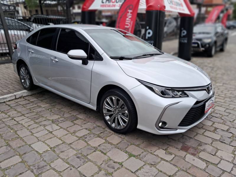 TOYOTA - COROLLA - 2021/2022 - Prata - R$ 124.900,00