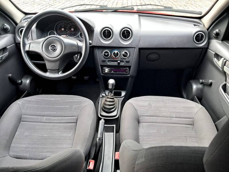 CHEVROLET - PRISMA - 2010/2011 - Vermelha - R$ 29.900,00