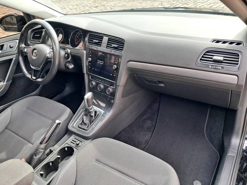 VOLKSWAGEN - GOLF - 2017/2018 - Preta - R$ 96.900,00