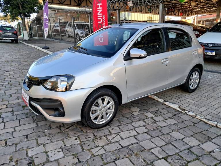 TOYOTA - ETIOS - 2018/2019 - Prata - R$ 64.900,00