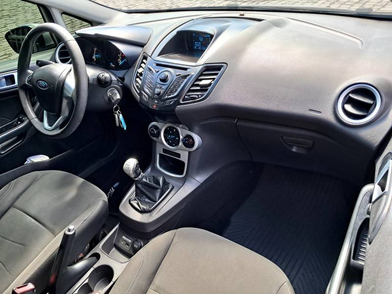 FORD - FIESTA - 2013/2014 - Prata - R$ 39.900,00