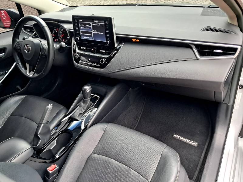 TOYOTA - COROLLA - 2021/2022 - Prata - R$ 124.900,00