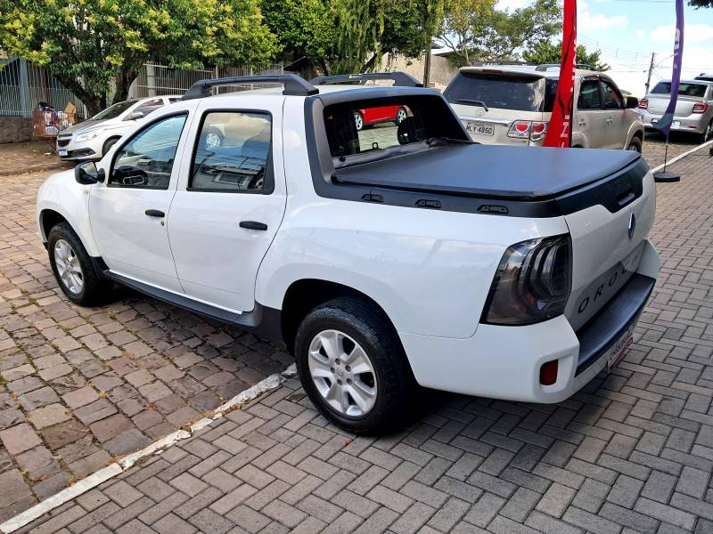 RENAULT - OROCH - 2022/2023 - Branca - R$ 92.900,00
