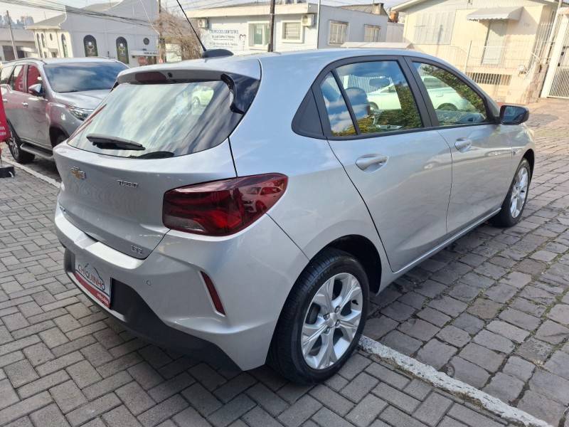 CHEVROLET - ONIX - 2022/2023 - Prata - R$ 89.900,00
