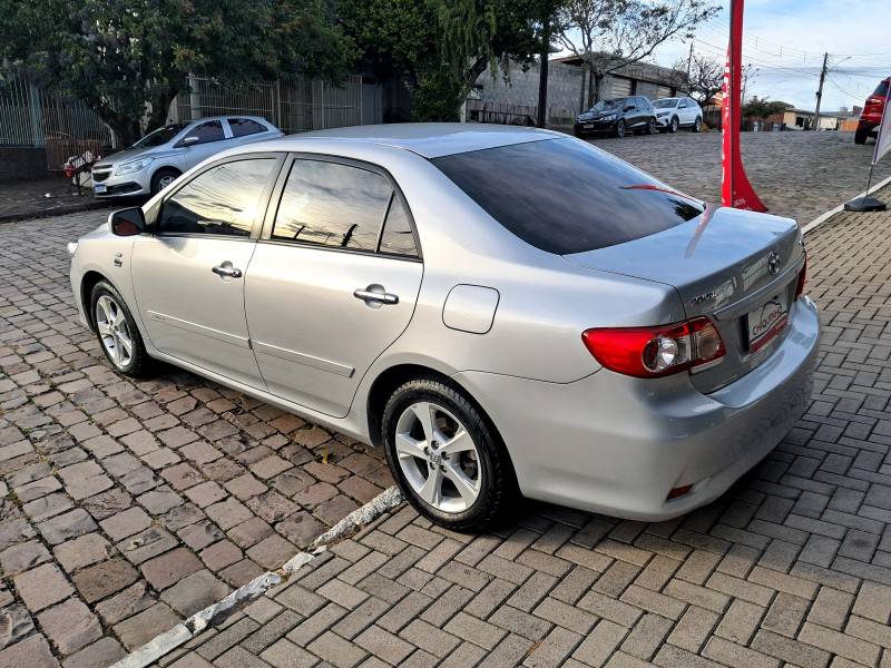 TOYOTA - COROLLA - 2013/2014 - Prata - R$ 69.900,00