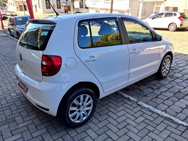 VOLKSWAGEN - FOX - 2013/2014 - Branca - R$ 42.900,00