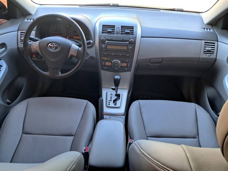 TOYOTA - COROLLA - 2010/2011 - Bege - R$ 56.900,00