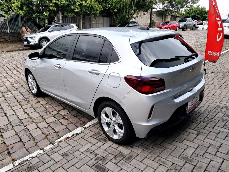 CHEVROLET - ONIX - 2021/2022 - Prata - R$ 89.900,00