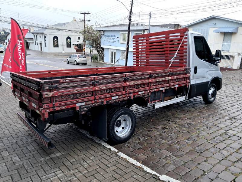 IVECO - DAILY - 2021/2022 - Prata - R$ 184.900,00