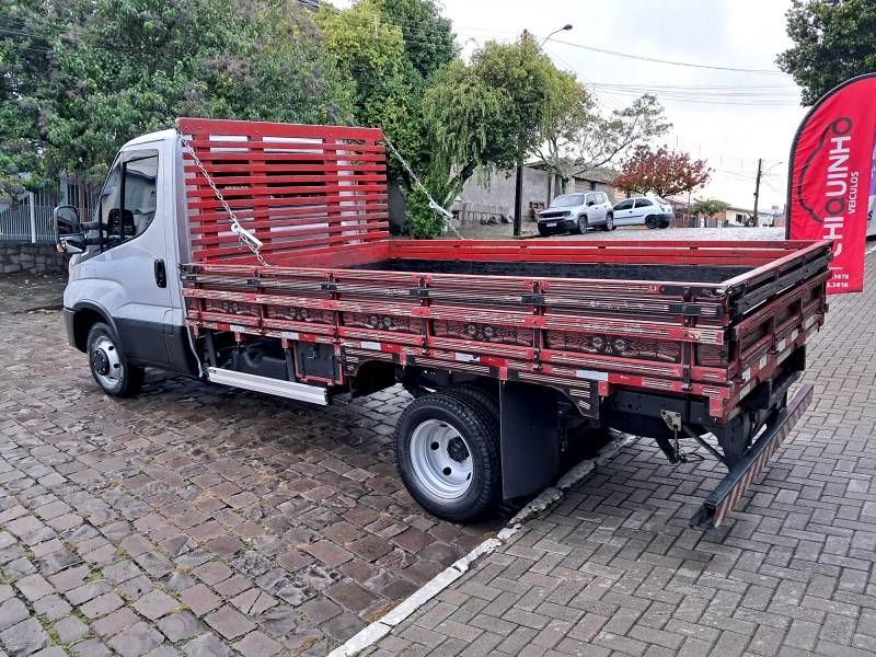 IVECO - DAILY - 2021/2022 - Prata - R$ 184.900,00