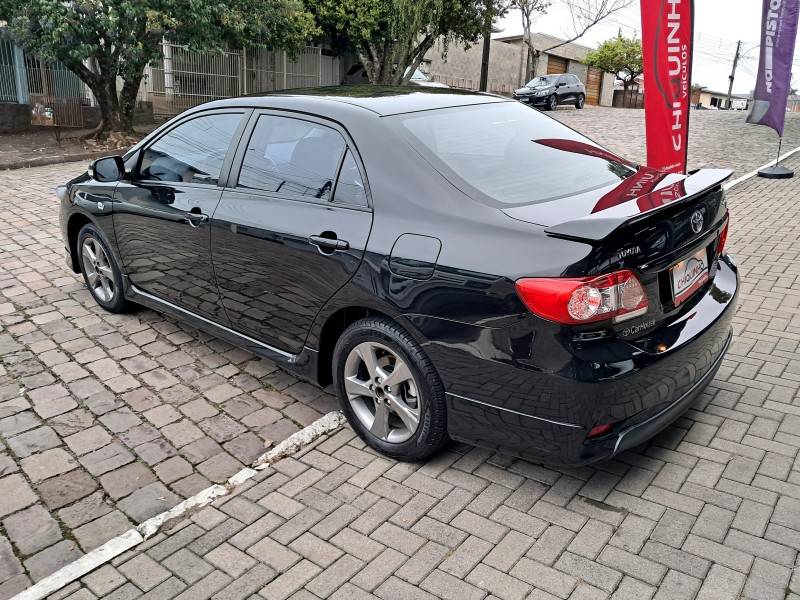 TOYOTA - COROLLA - 2013/2014 - Preta - R$ 74.900,00