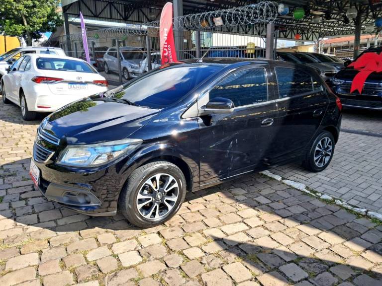 CHEVROLET - ONIX - 2013/2014 - Preta - R$ 48.900,00