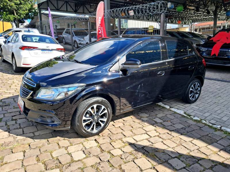 CHEVROLET - ONIX - 2013/2014 - Preta - R$ 48.900,00