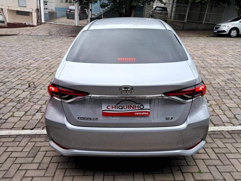 TOYOTA - COROLLA - 2021/2022 - Prata - R$ 124.900,00