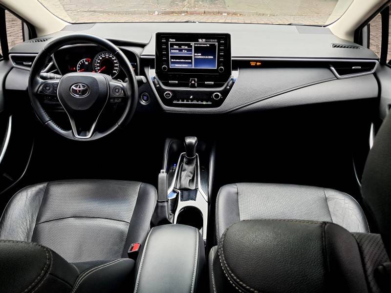 TOYOTA - COROLLA - 2021/2022 - Prata - R$ 124.900,00