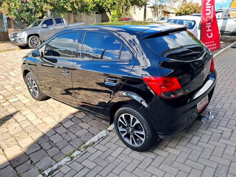 CHEVROLET - ONIX - 2013/2014 - Preta - R$ 48.900,00