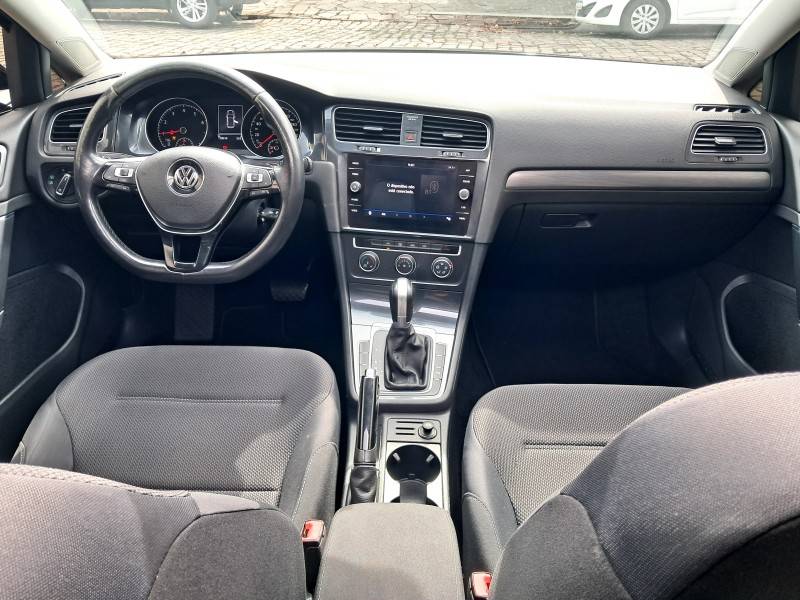 VOLKSWAGEN - GOLF - 2017/2018 - Preta - R$ 96.900,00