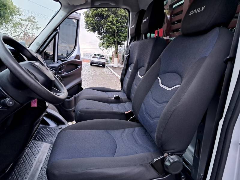 IVECO - DAILY - 2021/2022 - Prata - R$ 184.900,00