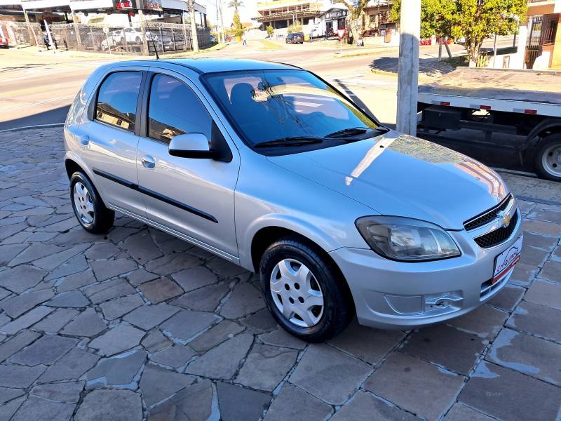 CHEVROLET - CELTA - 2013/2014 - Prata - R$ 36.900,00
