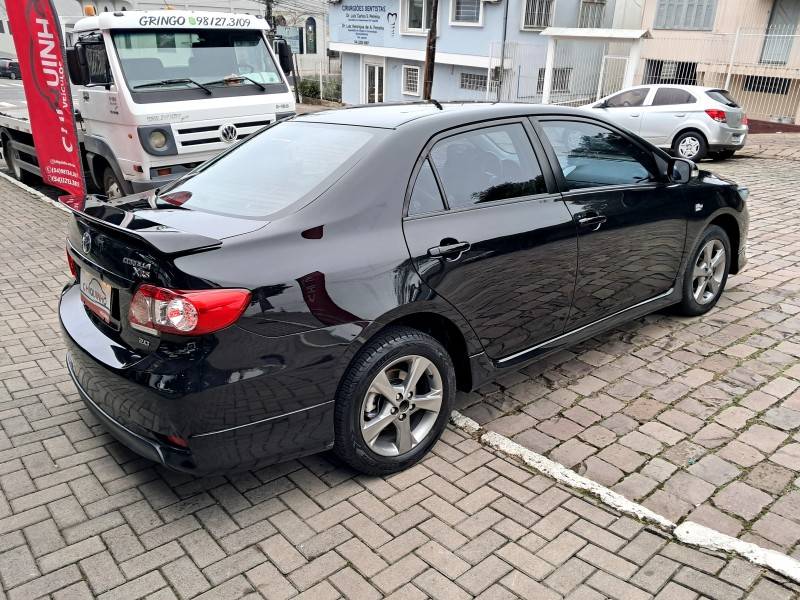 TOYOTA - COROLLA - 2013/2014 - Preta - R$ 74.900,00