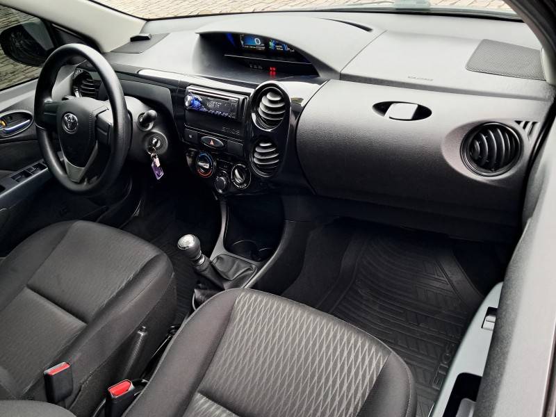 TOYOTA - ETIOS - 2017/2018 - Cinza - R$ 59.900,00
