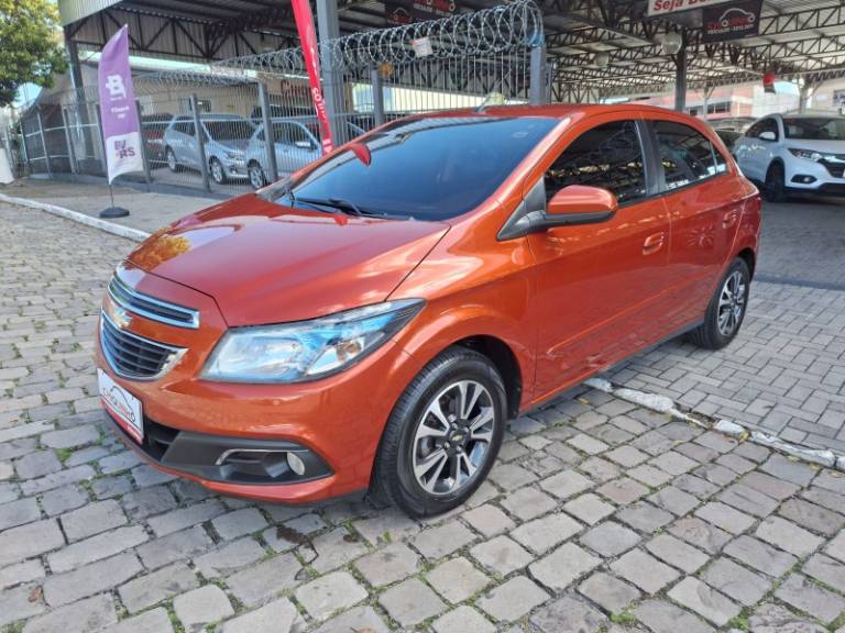 CHEVROLET - ONIX - 2012/2013 - Laranja - R$ 49.900,00