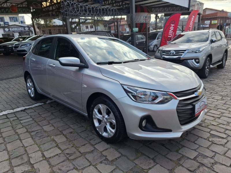 CHEVROLET - ONIX - 2022/2023 - Prata - R$ 89.900,00