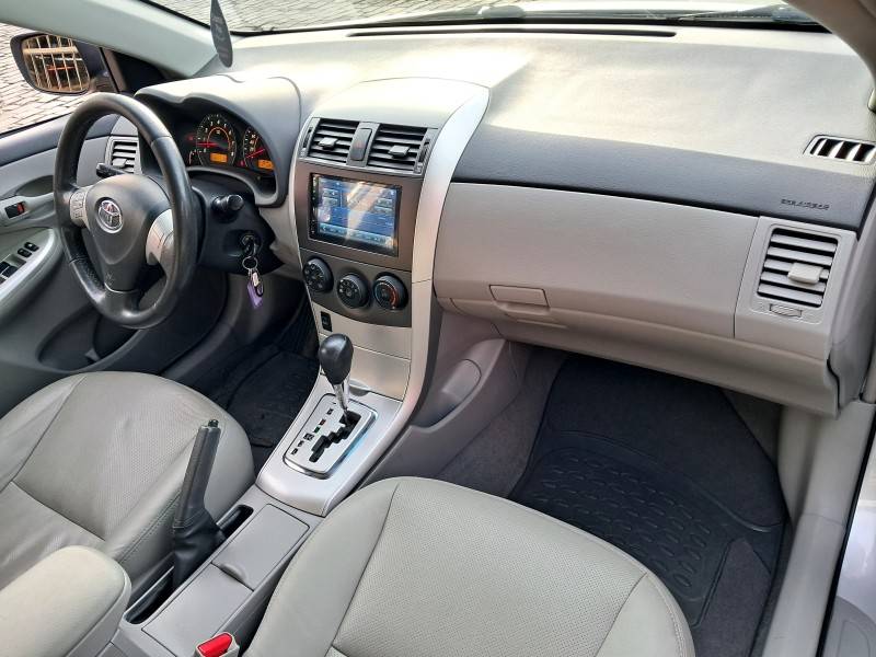 TOYOTA - COROLLA - 2013/2014 - Prata - R$ 69.900,00