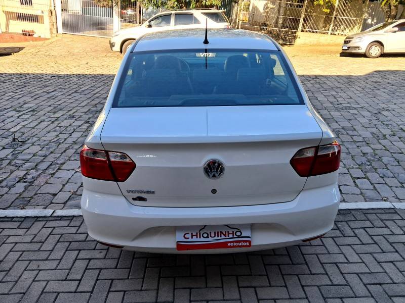 VOLKSWAGEN - VOYAGE - 2022/2023 - Branca - R$ 62.900,00