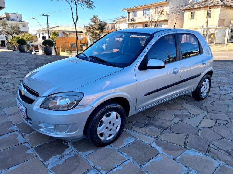 CHEVROLET - CELTA - 2013/2014 - Prata - R$ 36.900,00