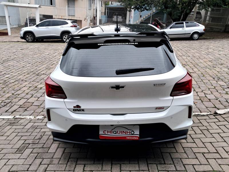 CHEVROLET - ONIX - 2023/2024 - Branca - R$ 96.900,00