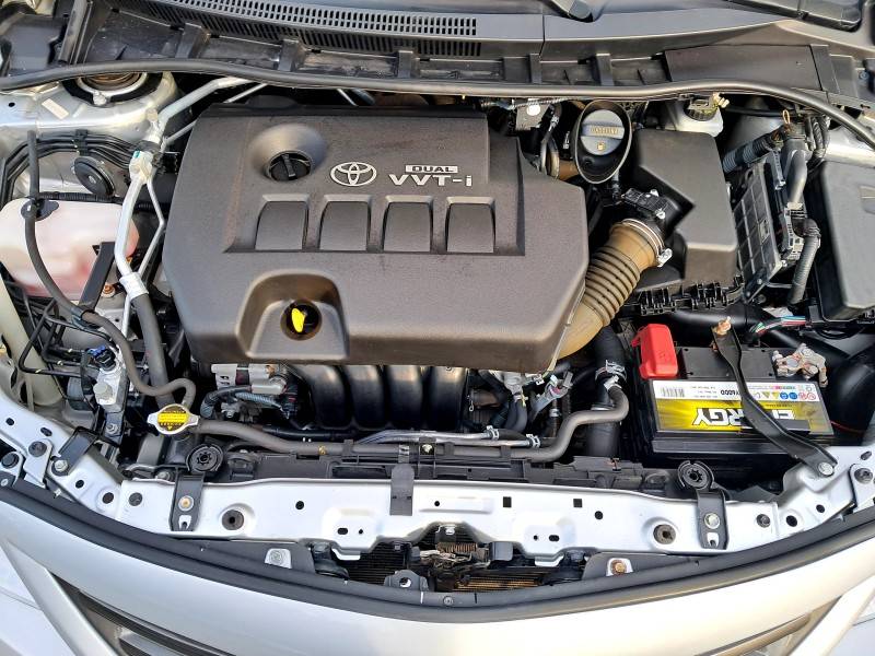 TOYOTA - COROLLA - 2013/2014 - Prata - R$ 69.900,00
