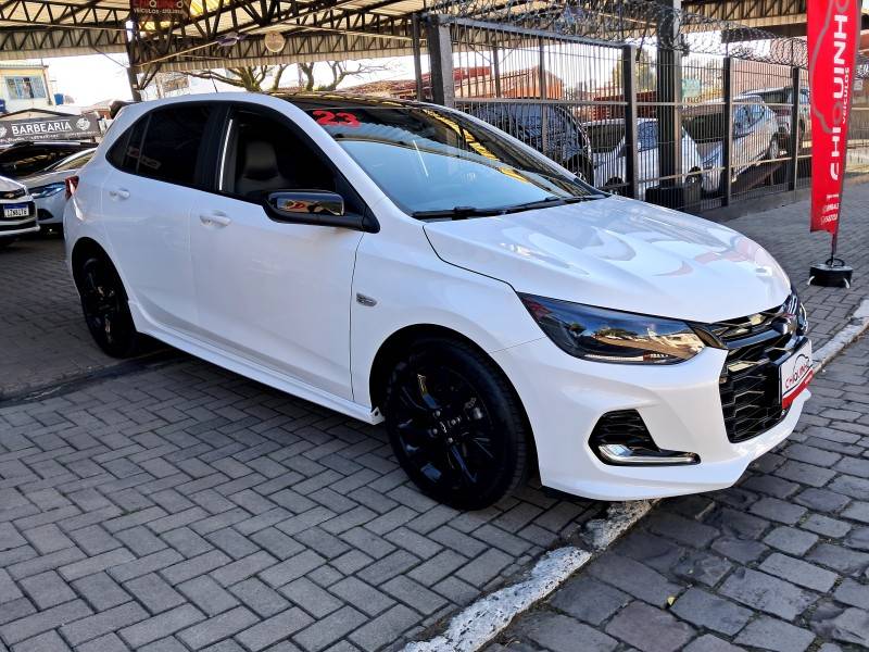 CHEVROLET - ONIX - 2022/2023 - Branca - R$ 89.900,00