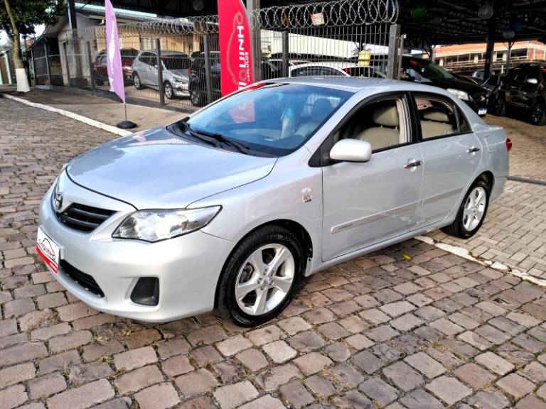 TOYOTA - COROLLA - 2013/2014 - Prata - R$ 69.900,00