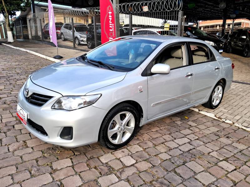 TOYOTA - COROLLA - 2013/2014 - Prata - R$ 69.900,00