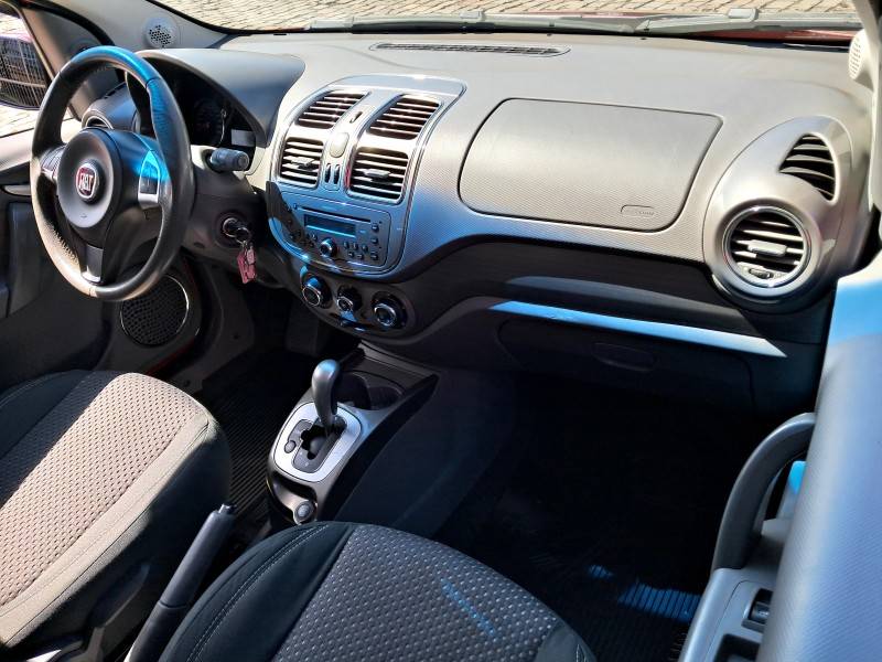 FIAT - GRAND SIENA - 2014/2015 - Vermelha - R$ 42.900,00