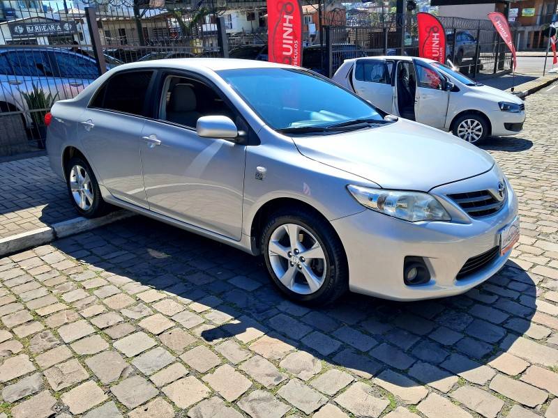 TOYOTA - COROLLA - 2013/2014 - Prata - R$ 71.900,00