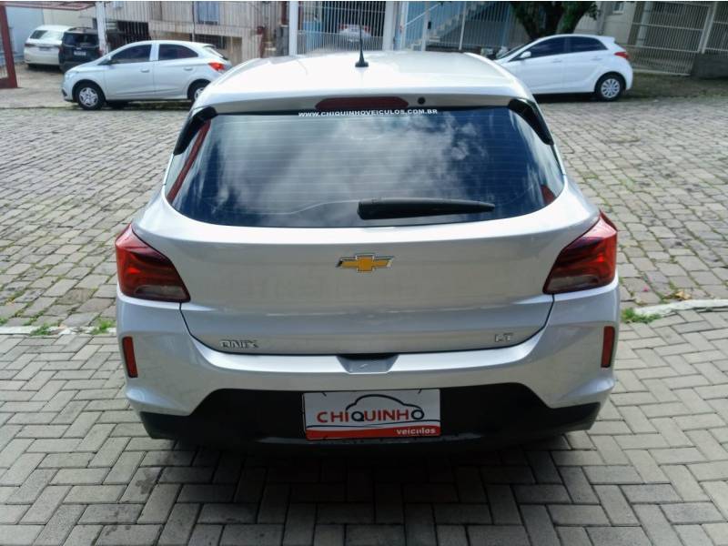 CHEVROLET - ONIX - 2022/2023 - Prata - R$ 76.900,00