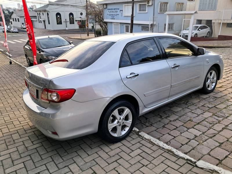 TOYOTA - COROLLA - 2013/2014 - Prata - R$ 69.900,00