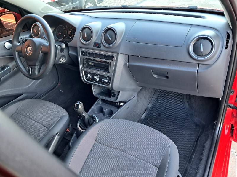 VOLKSWAGEN - VOYAGE - 2013/2014 - Vermelha - R$ 42.900,00