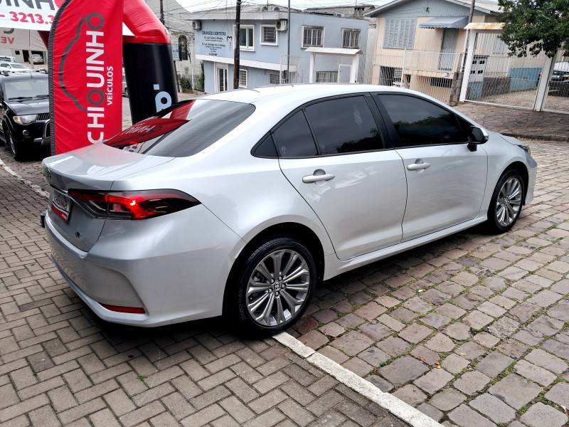 TOYOTA - COROLLA - 2021/2022 - Prata - R$ 124.900,00