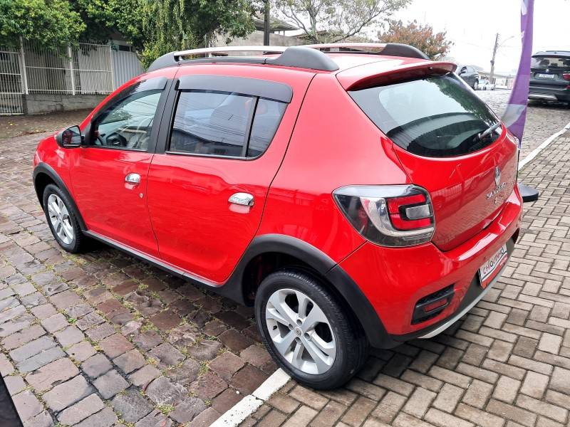 RENAULT - SANDERO - 2015/2016 - Vermelha - R$ 46.900,00