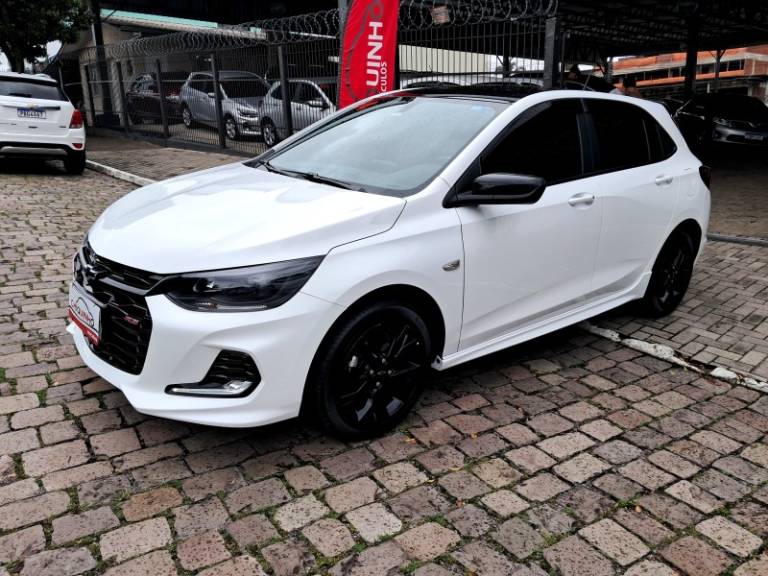 CHEVROLET - ONIX - 2023/2024 - Branca - R$ 96.900,00