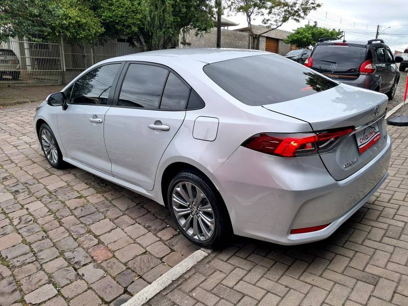 TOYOTA - COROLLA - 2021/2022 - Prata - R$ 124.900,00